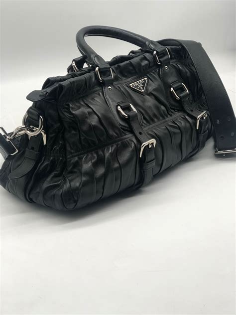 borsa prada pelle vernice|Borsa con pattina in vernice .